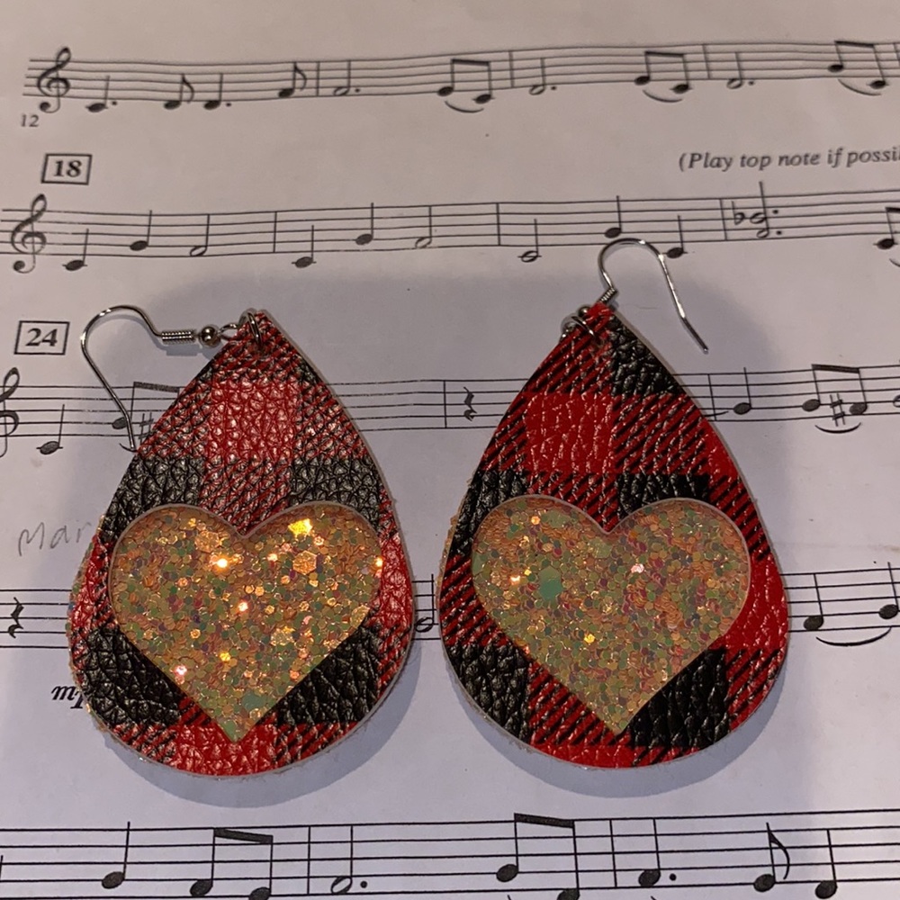 Tear drop heart earrings❤️